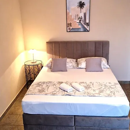 Cosy Near The בית הארחה