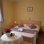Cosy Near The 3* 자다르